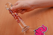 Skleněné dildo Arts Clair Amour v ruce