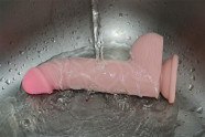 Silikonové dildo s přísavkou a varlaty (20cm) – umývání