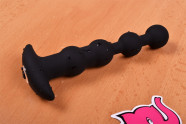 Anální kuličky Vibro Bubbles leží na stole