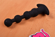 Anální kuličky Vibro Bubbles leží na stole