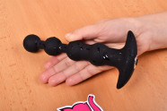 Anální kuličky Vibro Bubbles v ruce