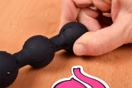 Anální kuličky Vibro Bubbles detail na první kuličku v prstech