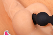 Anální kuličky Vibro Bubbles zasouváme do masturbátoru