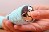 Silikonový vibrátor Sassy Aquamarine, záběr na ovládání