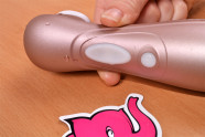 Satisfyer Pro 2 Next Generation podtlaková pomůcka, detail ovládacích tlačítek