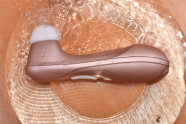 Satisfyer Pro 2 Next Generation podtlaková pomůcka, v nádobě s vodou