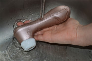 Satisfyer Pro 2 Next Generation podtlaková pomůcka, omývání pomůcky v ruce