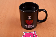 Žertovný hrníček I Love Sex – naplněný hrníček