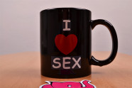 Žertovný hrníček I Love Sex – focení zepředu