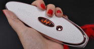 Satisfyer Luxury tlakový vibrátor, v ruce
