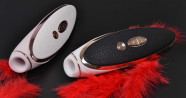 Satisfyer Luxury tlakový vibrátor, růžová a černá varianta