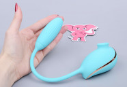 Adore Yonix vibrační vajíčko v ruce