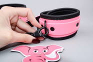 Růžová svítící pouta na nohy Pink Baddie, v ruce
