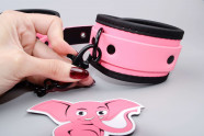 Růžová svítící pouta na nohy Pink Baddie, v ruce