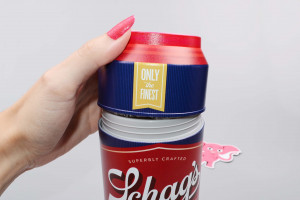 Masturbátor Beer Can Arousing Ale (20 cm), v ruce