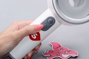 Automatický masturbátor Hammer Time (20,6 cm), v ruce