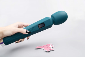 Masážní vibrátor AkuWand Next Gen (30 cm), v ruce