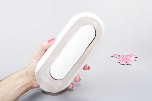 Tenga Flip Hole Zero EV vibrační masturbátor, v ruce