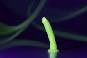 Svítící realistické dildo s přísavkou Neon Night (20 cm)