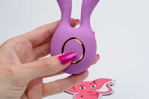 Ouškový vibrátor Little Bunny (10,2 cm)