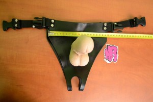 Připínací gelový penis 18 cm