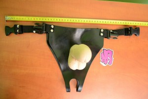 Připínací gelový penis 18 cm