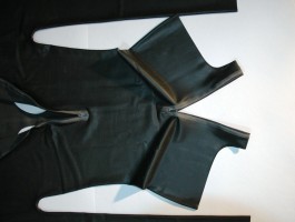 Latexové body s otvory na prsa