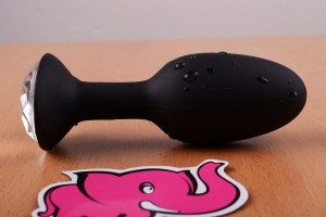 Anální kolík Black Diamond, leží na stole