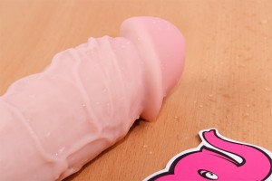 Dildo s přísavkou a varlaty Maxim (24 cm) – na stole