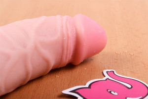Silikonové dildo s přísavkou a varlaty (20cm) – detail žaludu