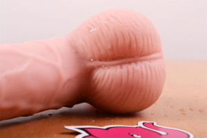 Silikonové dildo s přísavkou a varlaty (20cm) – detail varlat