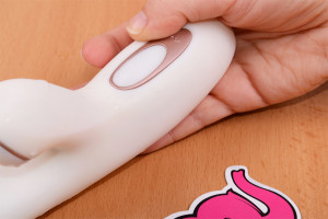 Satisfyer Pro G-Spot Rabbit – detail ovládání v ruce