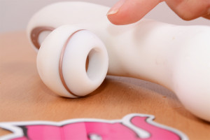 Satisfyer Pro G-Spot Rabbit – detail výběžku s rukou