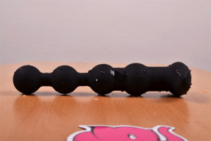 Anální kuličky Vibro Bubbles na stole