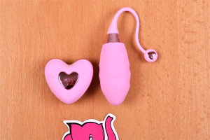 Bezdrátové vibrační vajíčko Pink Love, na stole