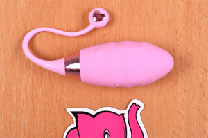 Bezdrátové vibrační vajíčko Pink Love, vajíčko na stole