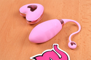 Bezdrátové vibrační vajíčko Pink Love,  na stole