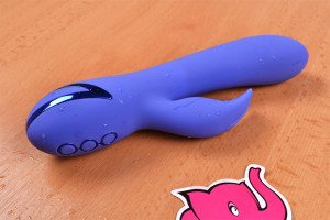 Rotační vibrátor Dream Bunny, na stole