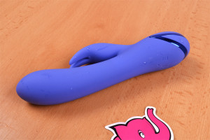 Rotační vibrátor Dream Bunny, na stole