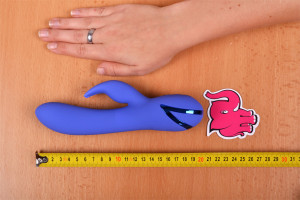 Rotační vibrátor Dream Bunny, vedle ruky a metru
