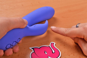 Rotační vibrátor Dream Bunny, v ruce