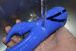Rotační vibrátor Dream Bunny, pod tekoucí vodou
