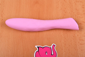 Silikonový vibrátor Pink Lover, na stole