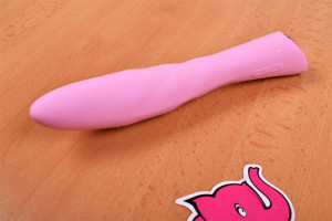 Silikonový vibrátor Pink Lover, na stole