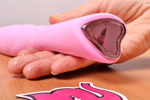 Silikonový vibrátor Pink Lover, v ruce