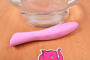Silikonový vibrátor Pink Lover, vedle misky s vodou
