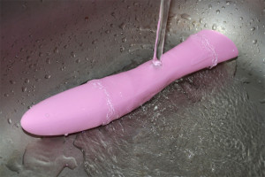 Silikonový vibrátor Pink Lover, pod tekoucí vodou