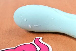 Silikonový vibrátor Sassy Aquamarine, na stole