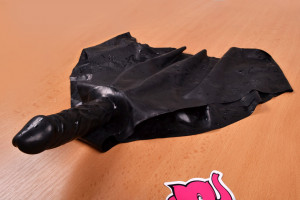 LateX kalhotky s dildem Glossy – focení v prodejně Růžový Slon Havířov