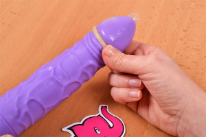 Beppy kondomy – nasazování kondomu na vibrátor